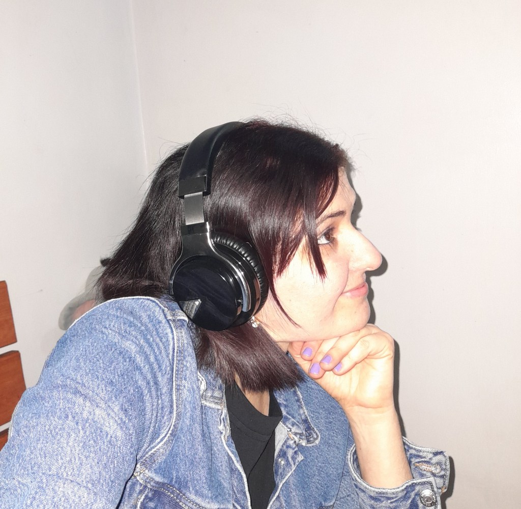 selfie de lado de una muejr tipo pensativa